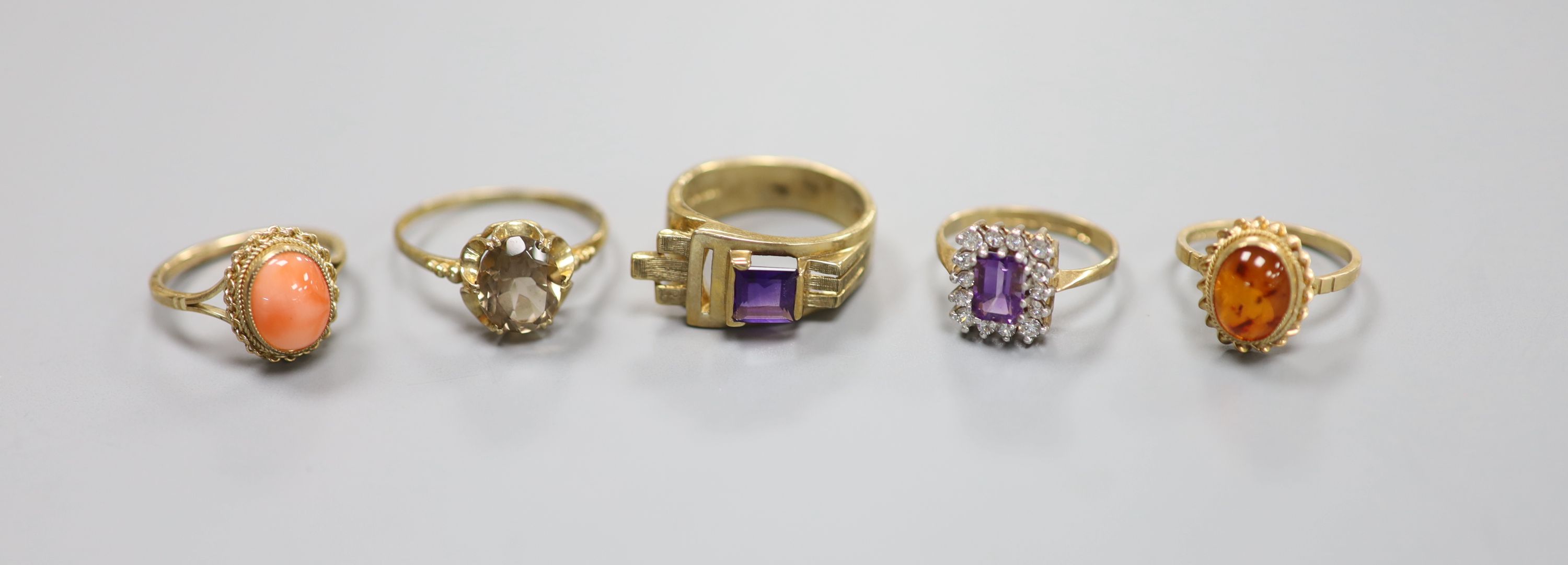 Five assorted modern 9ct gold and gem set rings, including coral, amber and amethyst